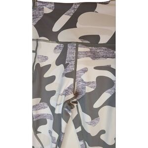 Zyia Active leggings size 4‎ Womens Athletic Camo Workout capri